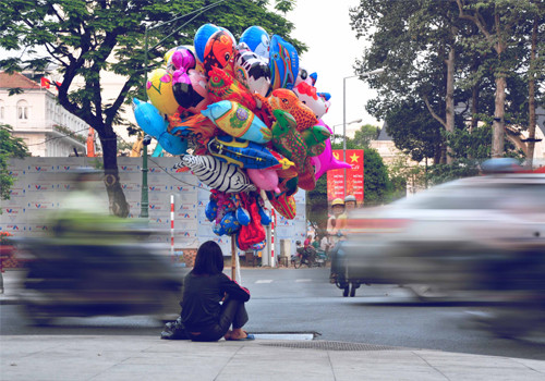 Nhỏ bé giữa đường đời (chụp tại đường Lê Lợi). Nhỏ bé giữa đường đời (chụp tại đường Lê Lợi).