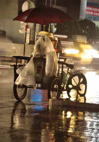 Mong mưa mau tạnh (chụp tại đường Lê Thái Tông). Mong mưa mau tạnh (chụp tại đường Lê Thái Tông).