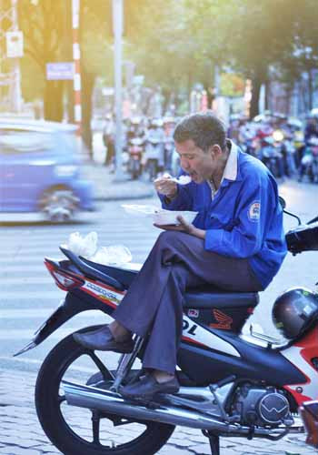 Bữa cơm vội (chụp tại đường Phạm Ngọc Thạch). Bữa cơm vội (chụp tại đường Phạm Ngọc Thạch).
