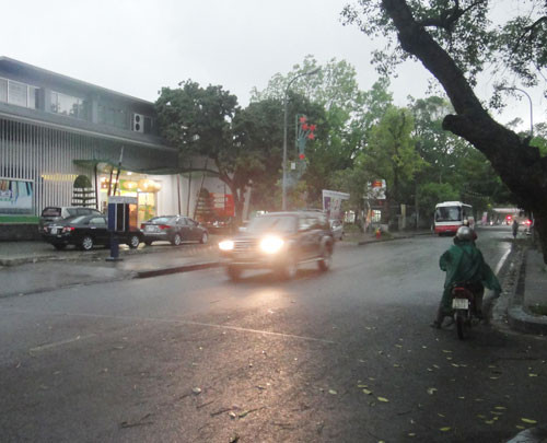 Nhà cửa và ô tô phải bật đèn như ban đêm. Nhà cửa và ô tô phải bật đèn như ban đêm.