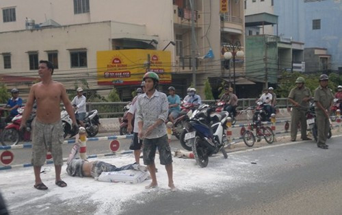 Dù nạn nhân đang nguy kịch nhưng người dân rất khó nhờ được xe đưa người bị nạn đi cấp cứu. Dù nạn nhân đang nguy kịch nhưng người dân rất khó nhờ được xe đưa người bị nạn đi cấp cứu.