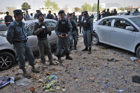 Nhân viên an ninh Ápganixtan tại hiện trường một vụ đánh bom ở Cabun, ngày 16/4. Ảnh: AFP/TTXVN.