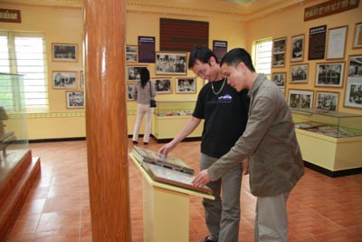 Khách tham quan Nhà trưng bày Di tích lịch sử quốc gia, địa điểm thành lập Hội Nhà báo Việt Nam (xã Điềm Mặc, Định Hóa, Thái Nguyên). Ảnh: Bảo Lâm. Khách tham quan Nhà trưng bày Di tích lịch sử quốc gia, địa điểm thành lập Hội Nhà báo Việt Nam (xã Điềm Mặc, Định Hóa, Thái Nguyên). Ảnh: Bảo Lâm.