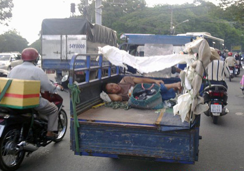 Vui vẻ nằm sau thùng xe 3 bánh. Vui vẻ nằm sau thùng xe 3 bánh.