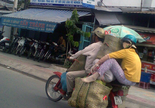 Người ngồi sau vô tư chênh vênh trên đuôi xe. Người ngồi sau vô tư chênh vênh trên đuôi xe.