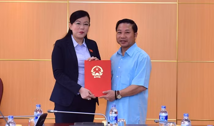 Trưởng ban Dân nguyện - bà Nguyễn Thanh Hải trao quyết định bổ nhiệm cho ông Lưu Bình Nhưỡng. (Ảnh: Quochoi.vn) Trưởng ban Dân nguyện - bà Nguyễn Thanh Hải trao quyết định bổ nhiệm cho ông Lưu Bình Nhưỡng. (Ảnh: Quochoi.vn)