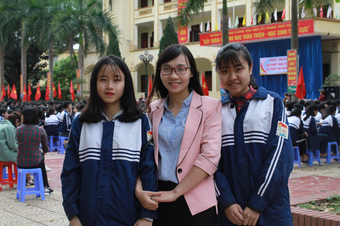 Cô giáo Đặng Thị Thu Phượng (ở giữa) và em Trần Thu Hậu (ngoài cùng bên trái), em Lê Thu Hạnh (ngoài cùng bên phải, hai học sinh vừa đạt giải tại kỳ thi học sinh giỏi môn Ngữ Văn của tỉnh. (Ảnh: Đỗ Thơm) Cô giáo Đặng Thị Thu Phượng (ở giữa) và em Trần Thu Hậu (ngoài cùng bên trái), em Lê Thu Hạnh (ngoài cùng bên phải, hai học sinh vừa đạt giải tại kỳ thi học sinh giỏi môn Ngữ Văn của tỉnh. (Ảnh: Đỗ Thơm)