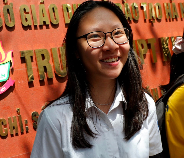 Thí sinh lê Hoàng Phương cho rằng: “ Đề thi Toán năm nay dễ hơn đề năm trước, dễ hơn cả đề thi khảo sát và đề thi thử. Em tự tin là mình sẽ được từ 7-8 điểm trở lên. Em nộp nguyện vọng duy nhất vào trường Trung học phổ thông Kim Liên, sau 2 ngày thi, em tin là mình sẽ đỗ". Thí sinh lê Hoàng Phương cho rằng: “ Đề thi Toán năm nay dễ hơn đề năm trước, dễ hơn cả đề thi khảo sát và đề thi thử. Em tự tin là mình sẽ được từ 7-8 điểm trở lên. Em nộp nguyện vọng duy nhất vào trường Trung học phổ thông Kim Liên, sau 2 ngày thi, em tin là mình sẽ đỗ".