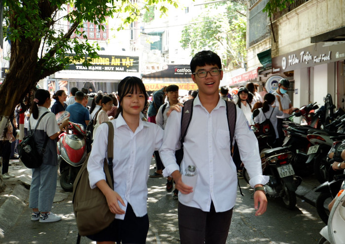 Các thí sinh phấn khởi vì đã hoàn thành kỳ thi vào lớp 10. Các thí sinh phấn khởi vì đã hoàn thành kỳ thi vào lớp 10.