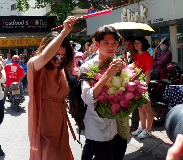 Phụ huynh tặng hoa chúc mừng con trai đã hoàn thành kỳ thi. Phụ huynh tặng hoa chúc mừng con trai đã hoàn thành kỳ thi.