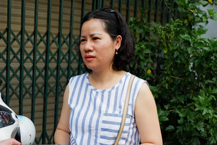 Cô Hiền - phụ huynh học sinh cho biết: “Theo nhận định của cô thì điểm chuẩn năm nay có thể sẽ tăng so với mọi năm nhưng tăng bao nhiêu sẽ phụ thuộc vào môn Toán. Hai môn Văn và Ngoại ngữ được các thí sinh nhận xét dễ. Con cô không có năng khiếu văn nên văn chỉ làm gọi là ổn nhưng môn Tiếng Anh thì làm bài xong thừa rất nhiều thời gian. Cô và gia đình không đặt áp lực cho con vì tin là con biết sức của mình đến đâu để cố gắng”. Cô Hiền - phụ huynh học sinh cho biết: “Theo nhận định của cô thì điểm chuẩn năm nay có thể sẽ tăng so với mọi năm nhưng tăng bao nhiêu sẽ phụ thuộc vào môn Toán. Hai môn Văn và Ngoại ngữ được các thí sinh nhận xét dễ. Con cô không có năng khiếu văn nên văn chỉ làm gọi là ổn nhưng môn Tiếng Anh thì làm bài xong thừa rất nhiều thời gian. Cô và gia đình không đặt áp lực cho con vì tin là con biết sức của mình đến đâu để cố gắng”.