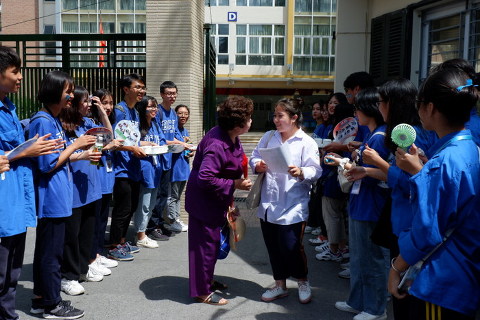 Ngay khi thí sinh rời khỏi phòng thi đã nhận được sự quan tâm, hỏi han của nhiều người. Ngay khi thí sinh rời khỏi phòng thi đã nhận được sự quan tâm, hỏi han của nhiều người.