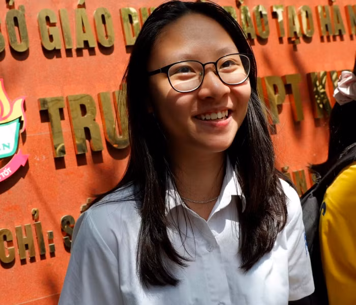 Thí sinh lê Hoàng Phương cho rằng: “ Đề thi Toán năm nay dễ hơn đề năm trước, dễ hơn cả đề thi khảo sát và đề thi thử. Em tự tin là mình sẽ được từ 7-8 điểm trở lên. Em nộp nguyện vọng duy nhất vào trường Trung học phổ thông Kim Liên, sau 2 ngày thi, em tin là mình sẽ đỗ". Thí sinh lê Hoàng Phương cho rằng: “ Đề thi Toán năm nay dễ hơn đề năm trước, dễ hơn cả đề thi khảo sát và đề thi thử. Em tự tin là mình sẽ được từ 7-8 điểm trở lên. Em nộp nguyện vọng duy nhất vào trường Trung học phổ thông Kim Liên, sau 2 ngày thi, em tin là mình sẽ đỗ".