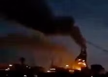 Cột khói nhà máy thép xả ra trong đêm được người dân ghi lại (ảnh cắt từ clip)