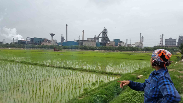 Nhà máy thép Hoà Phát nằm kề bên cánh đồng, cách khu dân cư một quãng ngắn, ảnh hưởng cuộc sống người dân Nhà máy thép Hoà Phát nằm kề bên cánh đồng, cách khu dân cư một quãng ngắn, ảnh hưởng cuộc sống người dân