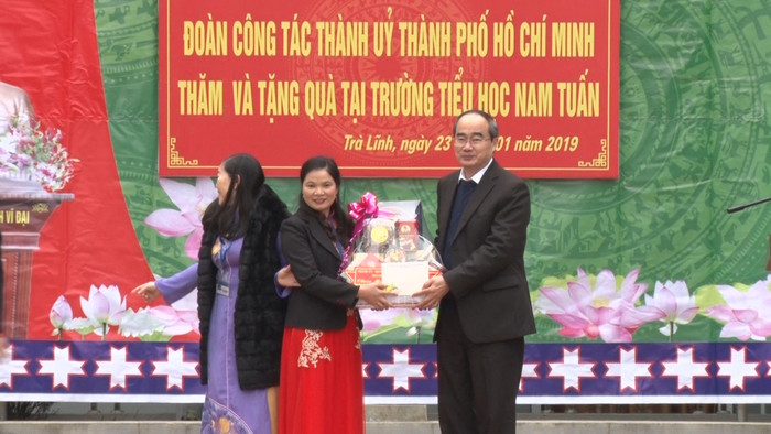Bí thư Thành ủy Thành phố Hồ Chí Minh Nguyễn Thiện Nhân tặng quà đại diện trường Tiểu học Nam Tuấn. Bí thư Thành ủy Thành phố Hồ Chí Minh Nguyễn Thiện Nhân tặng quà đại diện trường Tiểu học Nam Tuấn.