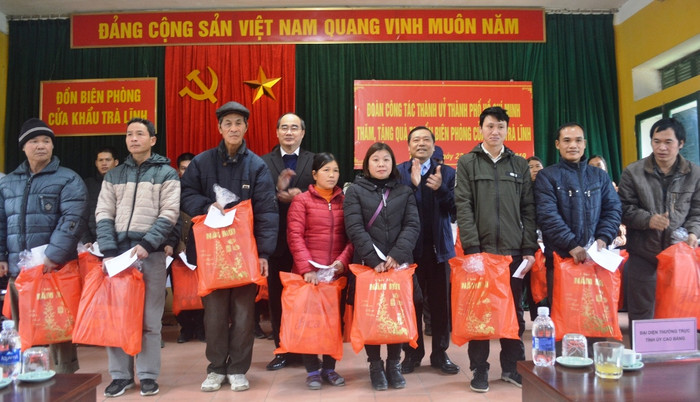 Bí thư Thành ủy Thành phố Hồ Chí Minh Nguyễn Thiện Nhân và lãnh đạo tỉnh Cao Bằng tặng quà hộ nghèo các xã biên giới huyện Trà Lĩnh, tỉnh Cao Bằng. Bí thư Thành ủy Thành phố Hồ Chí Minh Nguyễn Thiện Nhân và lãnh đạo tỉnh Cao Bằng tặng quà hộ nghèo các xã biên giới huyện Trà Lĩnh, tỉnh Cao Bằng.