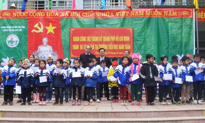 Bí thư Thành ủy Thành phố Hồ Chí Minh Nguyễn Thiện Nhân và lãnh đạo tỉnh Cao Bằng tặng quà học sinh trường Tiểu học Nam Tuấn (thị trấn Hùng Quốc, huyện Trà Lĩnh, tỉnh Cao Bằng). (Ảnh TP) Bí thư Thành ủy Thành phố Hồ Chí Minh Nguyễn Thiện Nhân và lãnh đạo tỉnh Cao Bằng tặng quà học sinh trường Tiểu học Nam Tuấn (thị trấn Hùng Quốc, huyện Trà Lĩnh, tỉnh Cao Bằng). (Ảnh TP)
