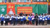 "Quà từ thiện trao không đúng cách chỉ khổ học sinh và giáo viên” ảnh 1
