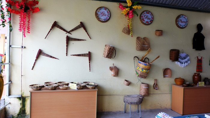 Trong không gian trường, các thầy cô cũng đã sưu tầm rất nhiều dụng cụ gắn liền với đời sống đồng bào để giáo dục về nguồn cội. Trong không gian trường, các thầy cô cũng đã sưu tầm rất nhiều dụng cụ gắn liền với đời sống đồng bào để giáo dục về nguồn cội.