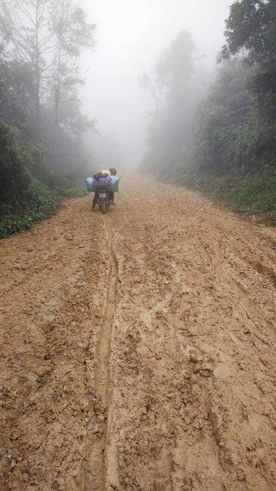 Trời mưa, đường không còn là đường nữa nhưng các thầy vẫn đến. Trời mưa, đường không còn là đường nữa nhưng các thầy vẫn đến.