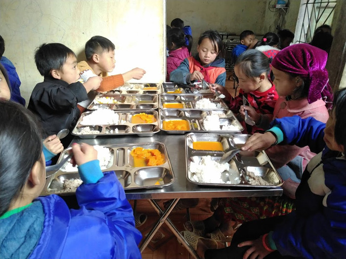 Bếp ăn bán trú nhà trường cho các em học sinh tại Lũng Táo. Bếp ăn bán trú nhà trường cho các em học sinh tại Lũng Táo.