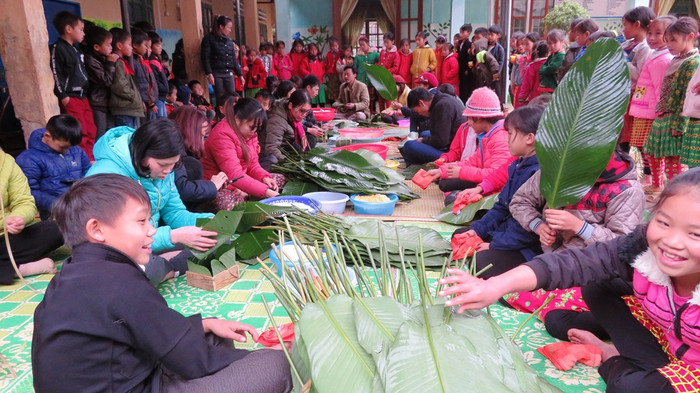 Niềm vui khi được gói bánh chưng cùng các thầy cô giáo. Chỉ là nhiệm vụ lau lá thôi nhưng cũng vui rồi. Niềm vui khi được gói bánh chưng cùng các thầy cô giáo. Chỉ là nhiệm vụ lau lá thôi nhưng cũng vui rồi.