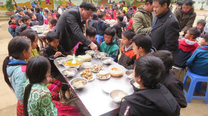 Bữa cơm có bánh chưng, có giò, có gà... rất tươm tất Bữa cơm có bánh chưng, có giò, có gà... rất tươm tất