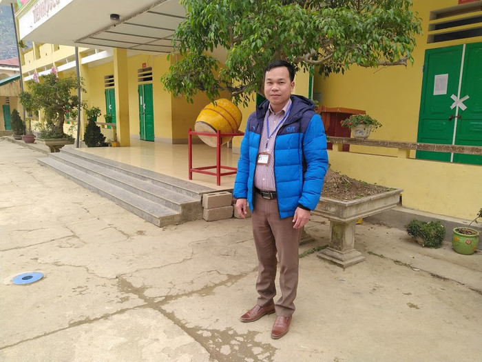 Thầy giáo Nguyễn Văn Thuận, Hiệu trường Trường phổ thông dân tộc bán trú Tiểu học và Trung học cơ sở Lũng Táo. Thầy giáo Nguyễn Văn Thuận, Hiệu trường Trường phổ thông dân tộc bán trú Tiểu học và Trung học cơ sở Lũng Táo.
