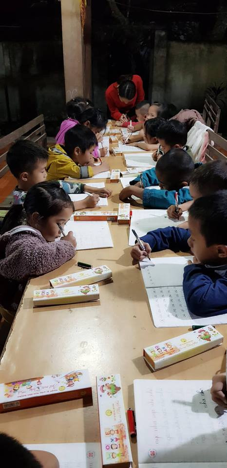 Bàn học được tận dụng ngay những bàn của nhà văn hóa. Bàn học được tận dụng ngay những bàn của nhà văn hóa.