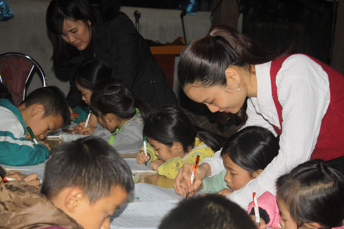 Từng nét chữ được các cô uốn nắn. Từng nét chữ được các cô uốn nắn.