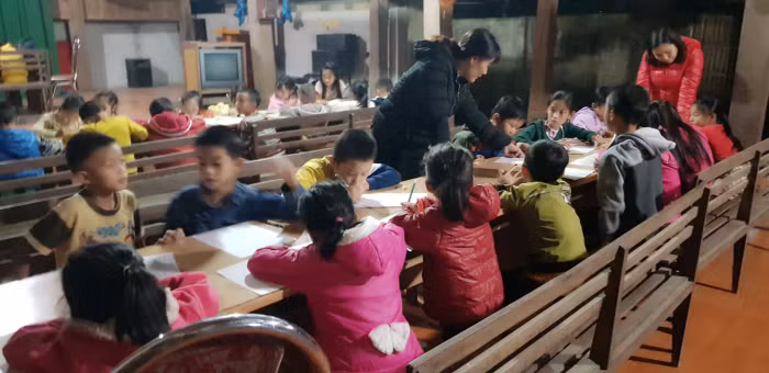 Không khí không giống trên lớp nhưng lớp học này rất vui nhộn, các em học tập rất tự giác.