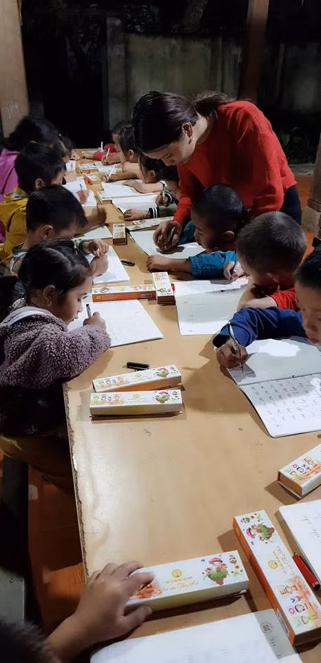 Các em học sinh lớp 1, mới làm quen mới mặt chữ cũng tham gia và tỏ ra rất hào hứng.