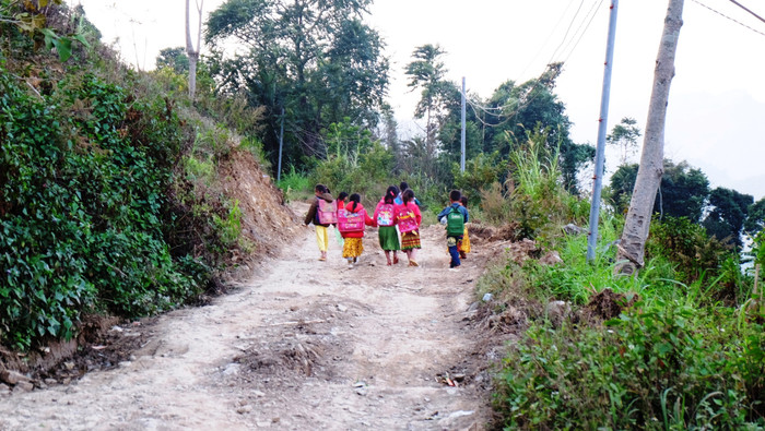 Học sinh vùng cao đi học về. (Ảnh: LC)