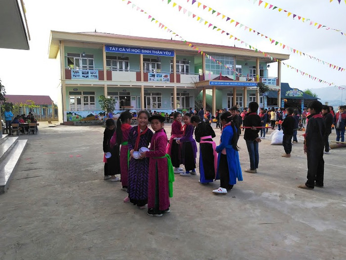 Các nghệ sĩ dân gian mang khăn quàng đỏ. Các nghệ sĩ dân gian mang khăn quàng đỏ.