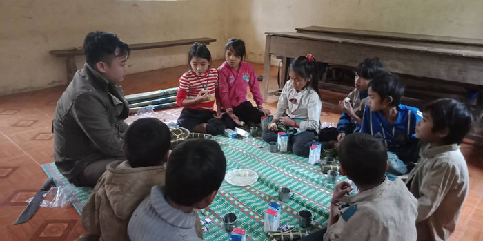 Vừa được ăn, các em học sinh vừa được nghe thầy giáo kể về Tết là gì. Vừa được ăn, các em học sinh vừa được nghe thầy giáo kể về Tết là gì.