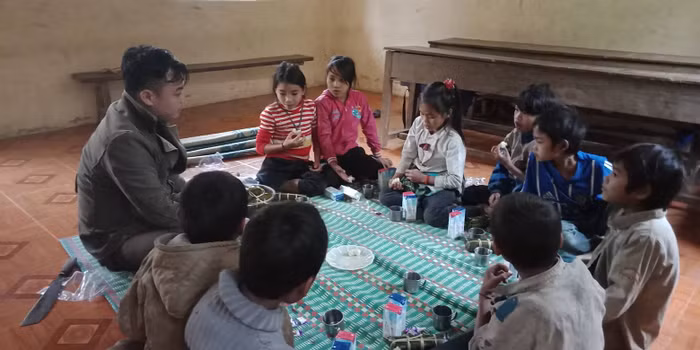 Vừa được ăn, các em học sinh vừa được nghe thầy giáo kể về Tết là gì. Vừa được ăn, các em học sinh vừa được nghe thầy giáo kể về Tết là gì.