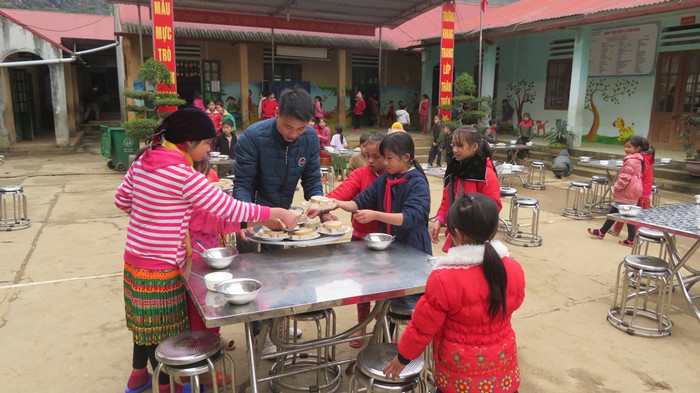 Bữa cơm cuối năm bắt đầu.... Bữa cơm cuối năm bắt đầu....