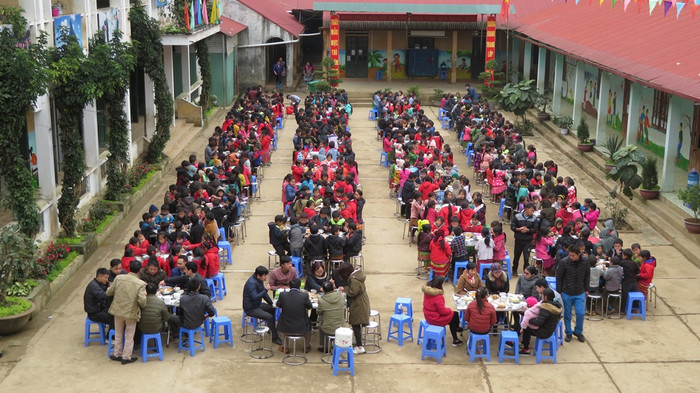 Bữa tiệc được diễn ra ngay giữa sân trường, 45 mâm cỗ được thầy và trò trường phổ thông dân tộc bán trú Tiểu học Sủng Trái tổ chức ăn tết sớm. Bữa tiệc được diễn ra ngay giữa sân trường, 45 mâm cỗ được thầy và trò trường phổ thông dân tộc bán trú Tiểu học Sủng Trái tổ chức ăn tết sớm.