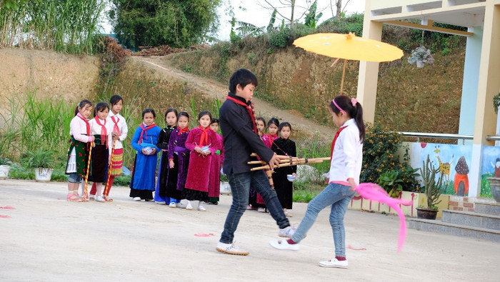 Múa khèn của dân tộc Mông. Chàng trai nhỏ tuổi nhưng múa khèn rất điệu nghệ. Múa khèn của dân tộc Mông. Chàng trai nhỏ tuổi nhưng múa khèn rất điệu nghệ.