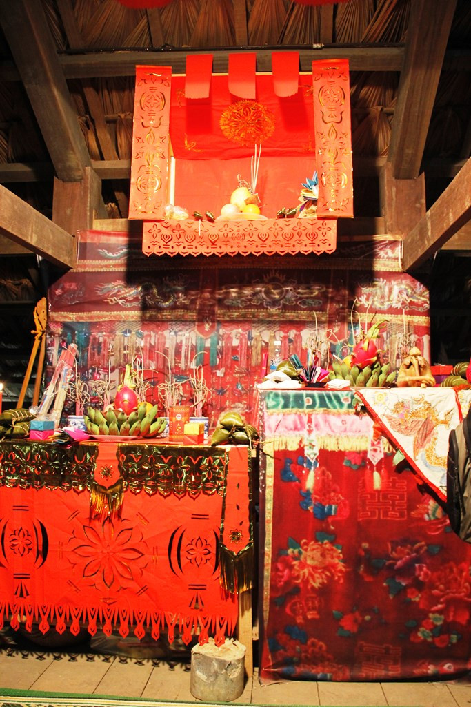 Mâm thờ gia tiên của người Tày. Mâm thờ gia tiên của người Tày.