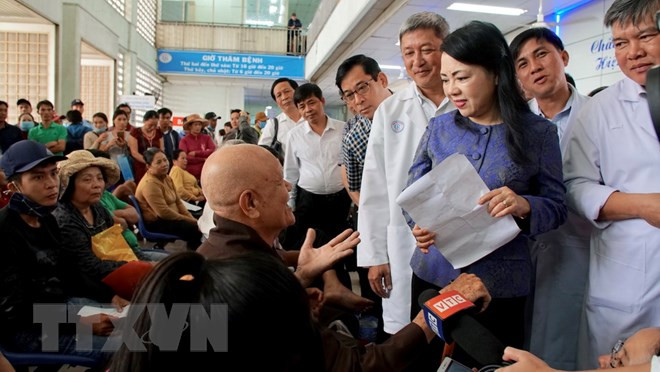 Bộ trưởng Nguyễn Thị Kim Tiến thăm hỏi bệnh nhân đang chờ khám bệnh tại Bệnh viện Chợ Rẫy Thành phố Hồ Chí Minh. (Ảnh: TTXVN) Bộ trưởng Nguyễn Thị Kim Tiến thăm hỏi bệnh nhân đang chờ khám bệnh tại Bệnh viện Chợ Rẫy Thành phố Hồ Chí Minh. (Ảnh: TTXVN)