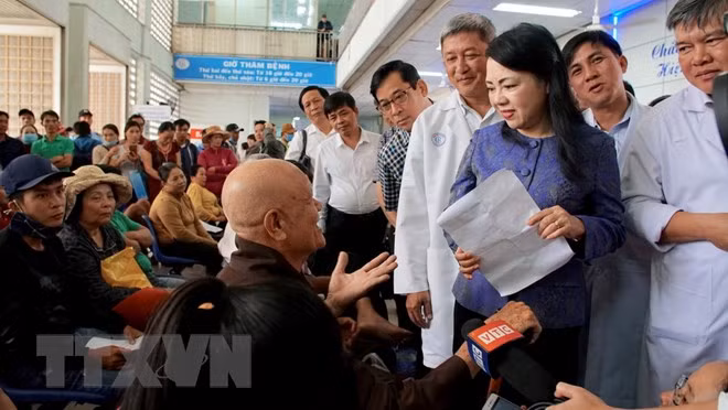 Bộ trưởng Nguyễn Thị Kim Tiến thăm hỏi bệnh nhân đang chờ khám bệnh tại Bệnh viện Chợ Rẫy Thành phố Hồ Chí Minh. (Ảnh: TTXVN) Bộ trưởng Nguyễn Thị Kim Tiến thăm hỏi bệnh nhân đang chờ khám bệnh tại Bệnh viện Chợ Rẫy Thành phố Hồ Chí Minh. (Ảnh: TTXVN)