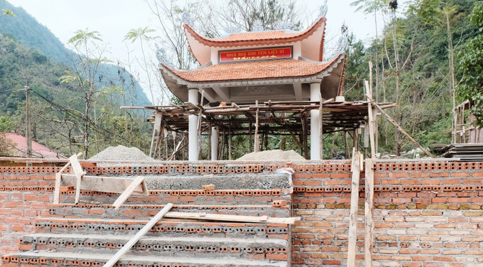 Nhà bia liệt sĩ Lũng Nặm mới sắp được hoàn thiện và khánh thành. (Ảnh: Lại Cường) Nhà bia liệt sĩ Lũng Nặm mới sắp được hoàn thiện và khánh thành. (Ảnh: Lại Cường)