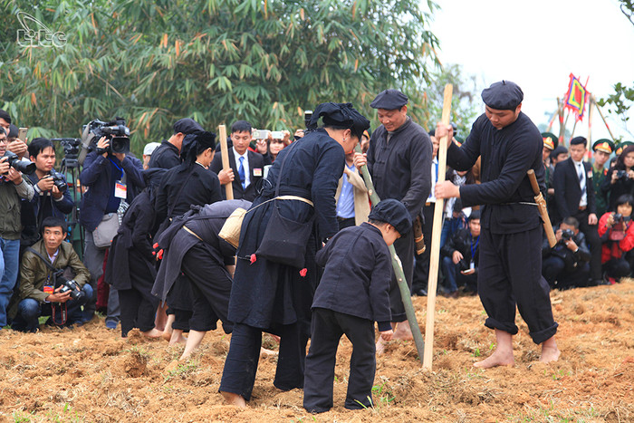 Ngày xưa, trẻ con người Tày tuyệt đôi tin con Trâu và muốn mình có bộ răng khỏe như răng trâu. (Ảnh minh họa: Làng văn hóa các dân tộc Việt Nam) Ngày xưa, trẻ con người Tày tuyệt đôi tin con Trâu và muốn mình có bộ răng khỏe như răng trâu. (Ảnh minh họa: Làng văn hóa các dân tộc Việt Nam)