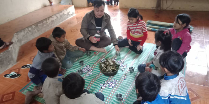 "Tụi hắn không thích nước ngọt có ga". Thầy Quý chia sẻ về cảm giác của học sinh khi lần đầu tiên uống nước ngọt có ga. "Tụi hắn không thích nước ngọt có ga". Thầy Quý chia sẻ về cảm giác của học sinh khi lần đầu tiên uống nước ngọt có ga.