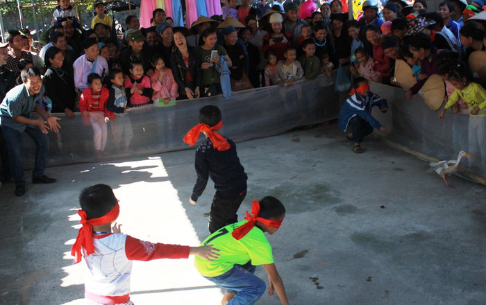 Trẻ con dân tộc Tày bây giờ được quan tâm hơn nhưng những tập tục văn hóa xưa cũng bị mai một dần theo thời gian. (Ảnh: LC) Trẻ con dân tộc Tày bây giờ được quan tâm hơn nhưng những tập tục văn hóa xưa cũng bị mai một dần theo thời gian. (Ảnh: LC)