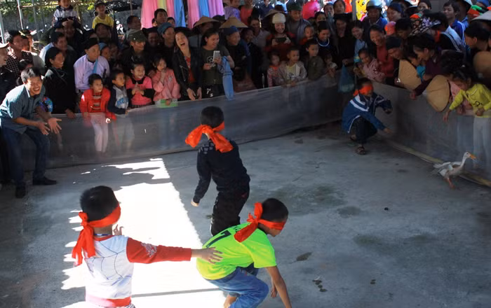 Trẻ con dân tộc Tày bây giờ được quan tâm hơn nhưng những tập tục văn hóa xưa cũng bị mai một dần theo thời gian. (Ảnh: LC)