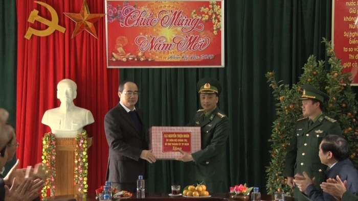 Bí thư Nguyễn Thiện Nhân tặng quà đồn biên phòng Trạm biên phòng Thác Bản Giốc. Bí thư Nguyễn Thiện Nhân tặng quà đồn biên phòng Trạm biên phòng Thác Bản Giốc.