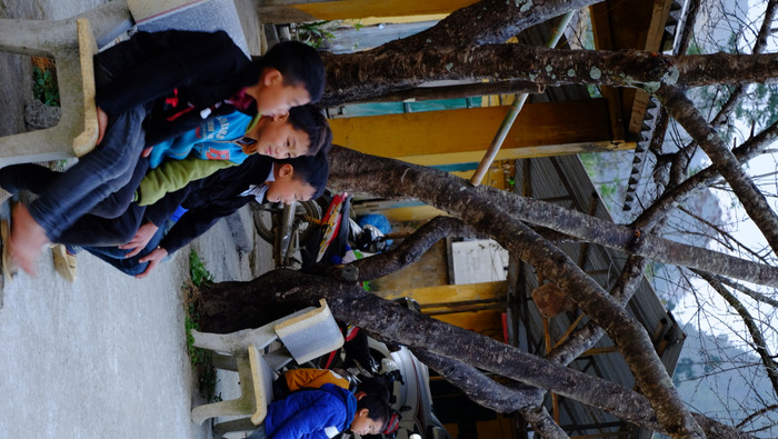 Tết với trẻ vùng cao là tự mình được chơi với những trò chơi yêu thích, tự mình sáng tạo ra.